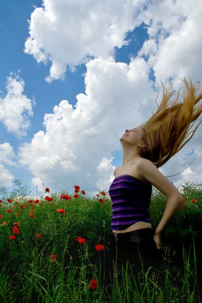 美しいブロンドの髪と見事な緑の草原の女の子 — ストック写真