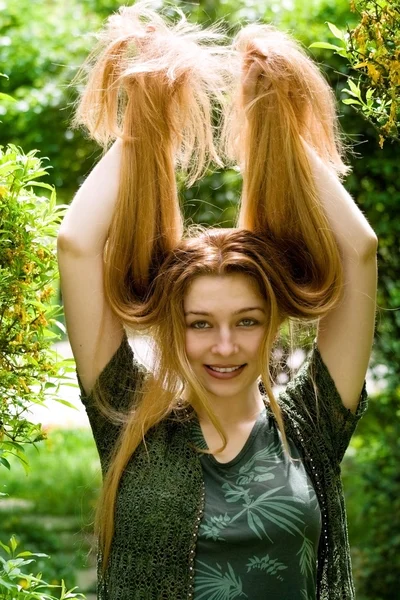 Niedliche Mädchen Spielen Mit Ihren Schönen Haaren Der Natur — Stockfoto