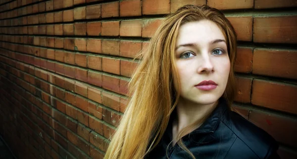 Portret Van Sexy Jonge Vrouw Permanent Tegen Oude Bakstenen Muur — Stockfoto