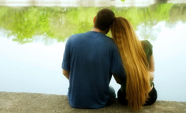 Romantic Couple Hugging Sitting Lakeside — Stock Photo, Image