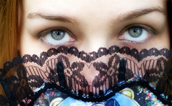 Geheimnisvolle Frau mit intensiv grünen Augen — Stockfoto