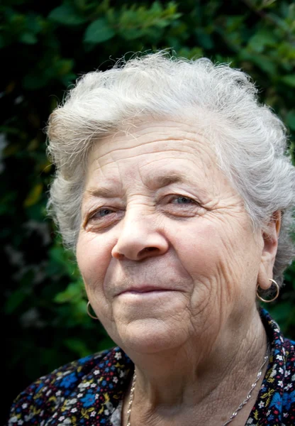 Portret Van Glimlachen Gelukkig Senior Dame — Stockfoto