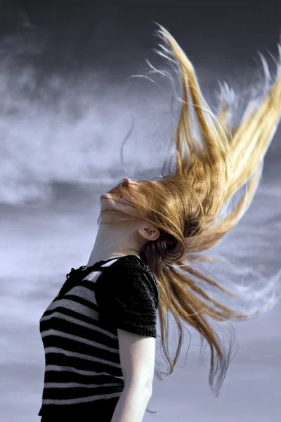 Sexy mladá žena s vlasy ve vzduchu — Stock fotografie