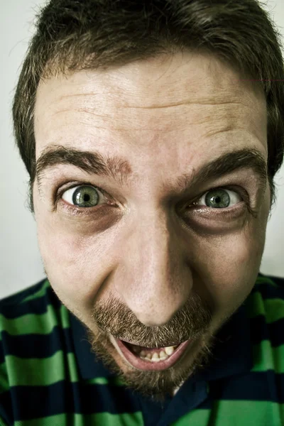 Hombre con cara divertida gritando — Foto de Stock