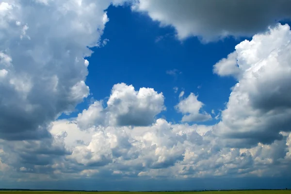 可作为背景的蓝色多云的天空 — 图库照片