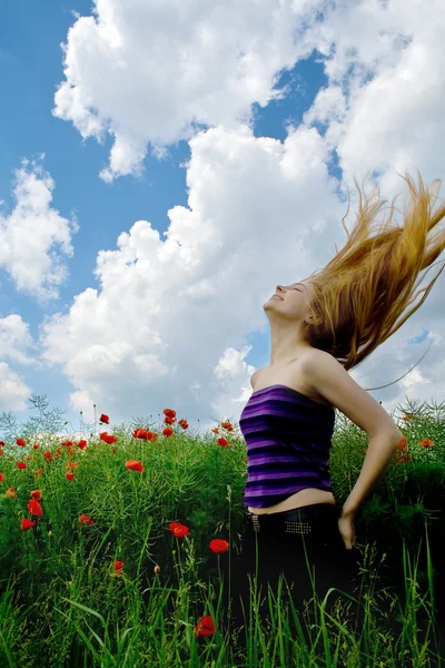 在灿烂的绿色草地上的美丽金发的女孩 — 图库照片