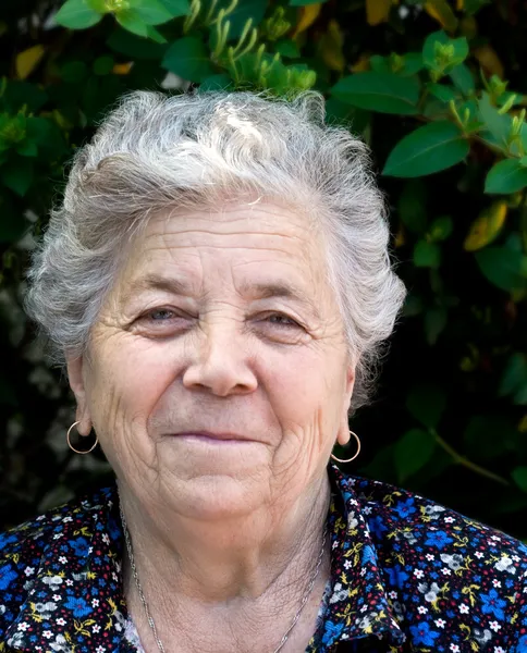 Porträt Einer Glücklichen Und Charmanten Seniorin — Stockfoto