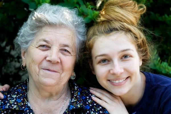 Ritratto Giovane Donna Che Abbraccia Nonna — Foto Stock