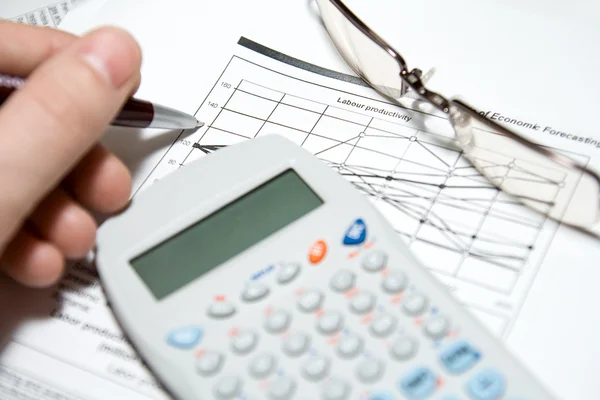 Χρηματοοικονομική Ανάλυση Χέρι Στυλό Αριθμομηχανή Γυαλιά Και Διαγράμματα — Φωτογραφία Αρχείου