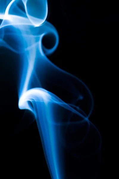 Curvas Abstratas Fumaça Azul Sobre Fundo Preto — Fotografia de Stock