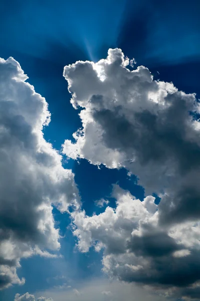 Vista Céu Azul Com Raios Sol Através Das Nuvens — Fotografia de Stock