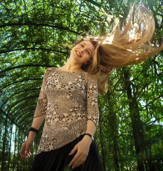Attraente giovane donna che muove i capelli — Foto Stock