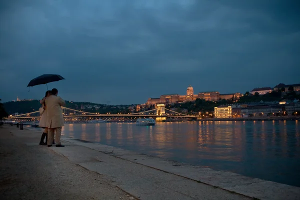 Романтическая Пара Будапеште Видом Дунай — стоковое фото