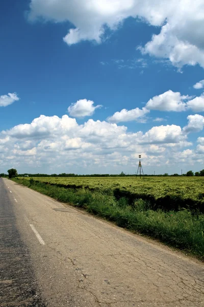 农村公路上美好的一天 与深蓝色的天空 — 图库照片