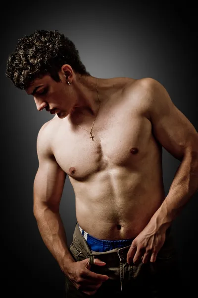 Sexig Muskulös Kille Poserar Grå Bakgrund — Stockfoto