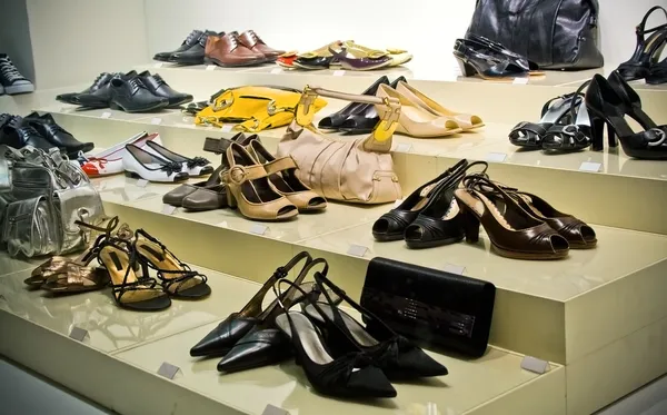 Muchos Zapatos Bolsos Escaparate Tienda — Foto de Stock