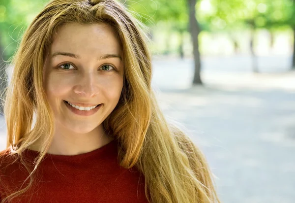 公園で陽気な若い女性の肖像画 — ストック写真