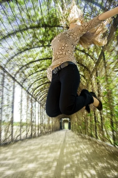 Overwinnaar Jonge Vrouw Springen Groene Tunnel — Stockfoto