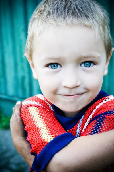 Derin Mavi Gözlü Tatlı Küçük Çocuk — Stok fotoğraf