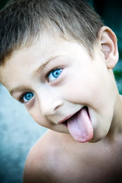 把他的舌头伸出多可爱的孩子的肖像 — 图库照片
