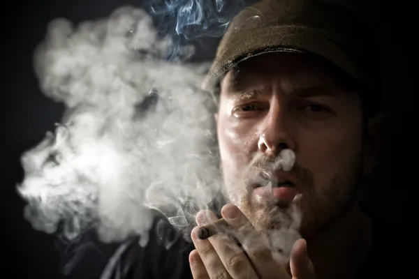 Cool regarder gars fumant un cigare — Photo