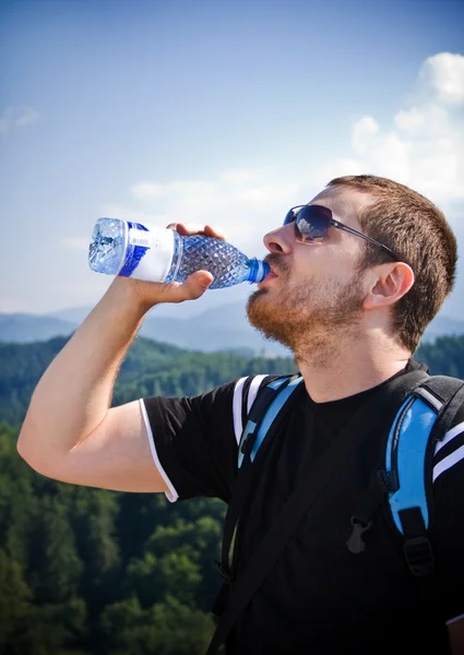 Hombre Guapo Bebiendo Agua Cima Montaña —  Fotos de Stock