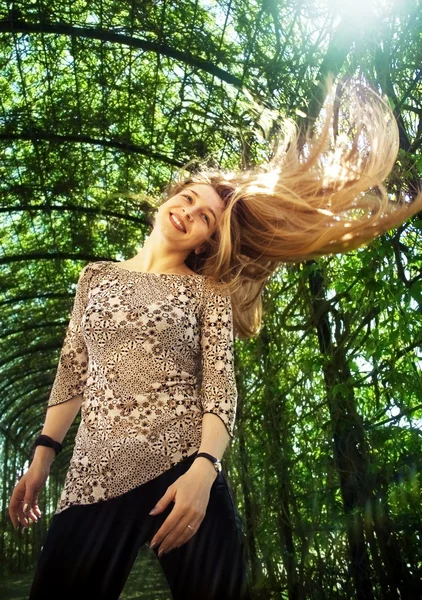 Havada Onun Güzel Sarışın Saçlı Kadın Portresi — Stok fotoğraf