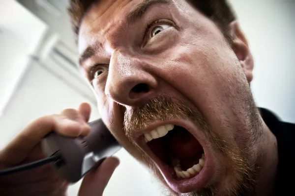 Hombre gritando al teléfono —  Fotos de Stock