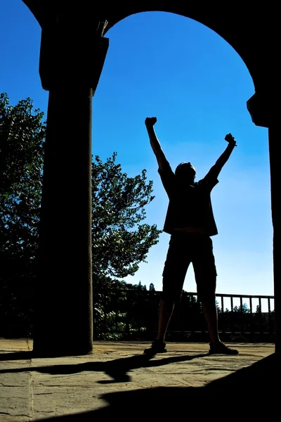 Framgång Koncept Mannen Siluett Med Händer Upp Uttrycker Seger — Stockfoto