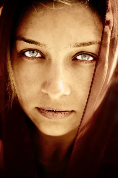 Geheimnisvolle Frau mit atemberaubenden Augen — Stockfoto