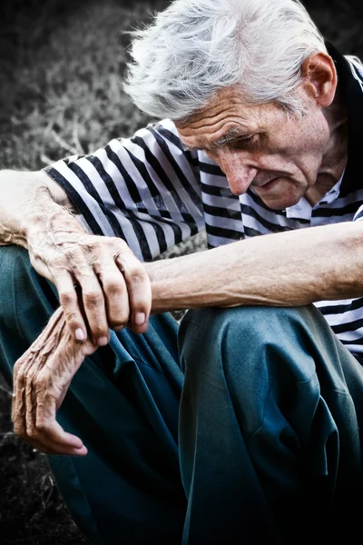 Samotny Człowiek Starszy Bardzo Smutny — Zdjęcie stockowe