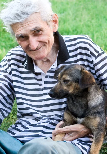 그의 가장 좋은 친구와 함께 행복 한 노인 — 스톡 사진