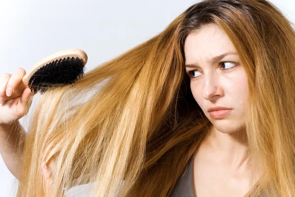 Junge Frau mit wirren Haaren — Stockfoto