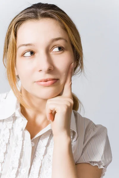 Retrato Uma Jovem Mulher Pensando Algo Agradável — Fotografia de Stock