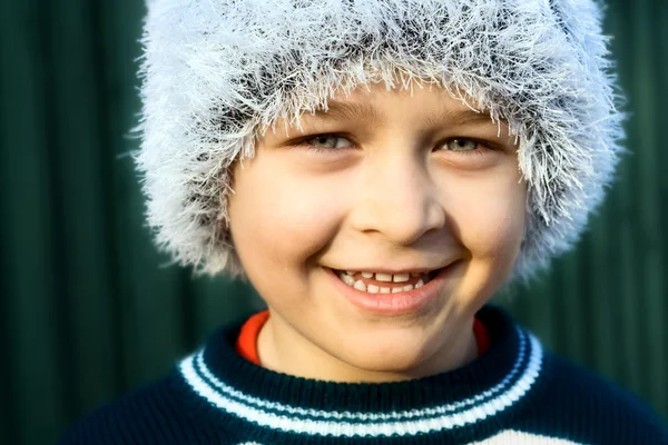 Retrato Niño Sonriente Con Sombrero Invierno Cabeza —  Fotos de Stock