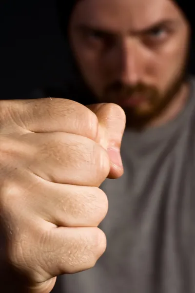 Портрет Агрессивного Мужчины Показывающего Свой Мощный Кулак — стоковое фото