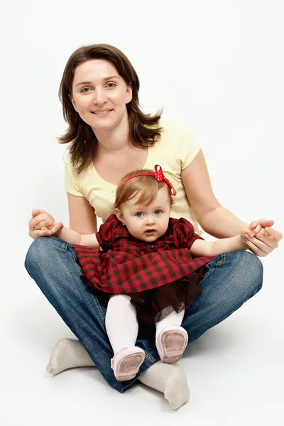 Retrato de estúdio de mãe e filha bebê — Fotografia de Stock