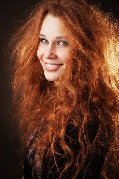 Руда жінка з красивим довгим волоссям — стокове фото
