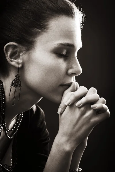Πίστη και θρησκεία - προσευχή της γυναίκας — Φωτογραφία Αρχείου