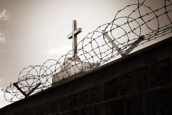 Religión y guerra - cruz detrás de alambre de púas —  Fotos de Stock
