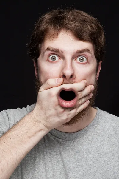Homem em choque depois de encontrar notícias secretas — Fotografia de Stock