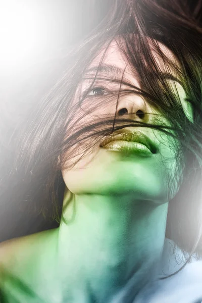 Mujer joven sensual con el pelo en movimiento — Foto de Stock
