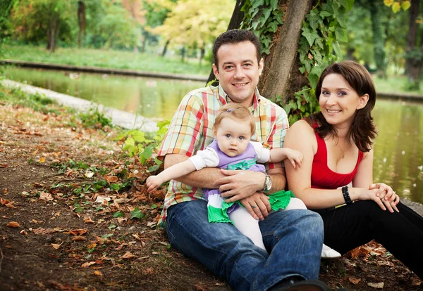 Familjeporträtt - mor far och barn dotter — Stockfoto