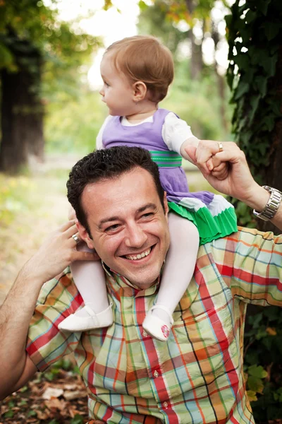 Gelukkig vader met zijn baby dochter — Stockfoto