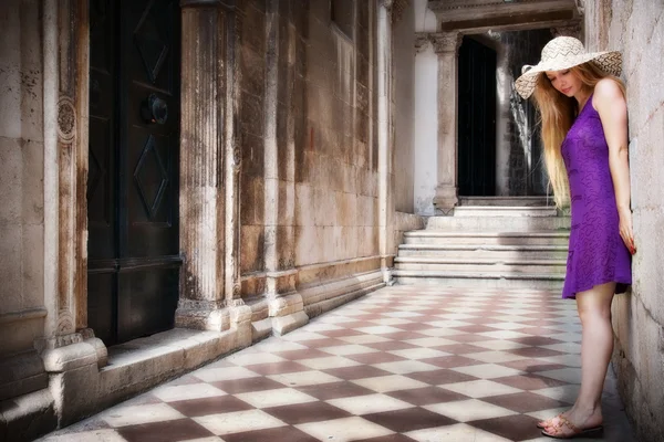 Sensual young woman and ancient building — Stock Photo, Image
