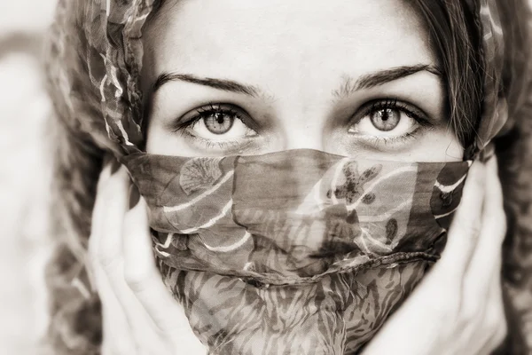 Olhos sensuais de mulher atrás do véu — Fotografia de Stock