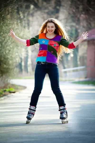 Mujer feliz en patines — Foto de Stock
