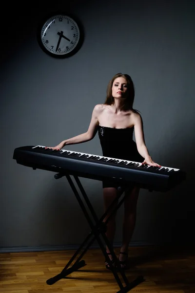 Girl with keyboard — Stock Photo, Image