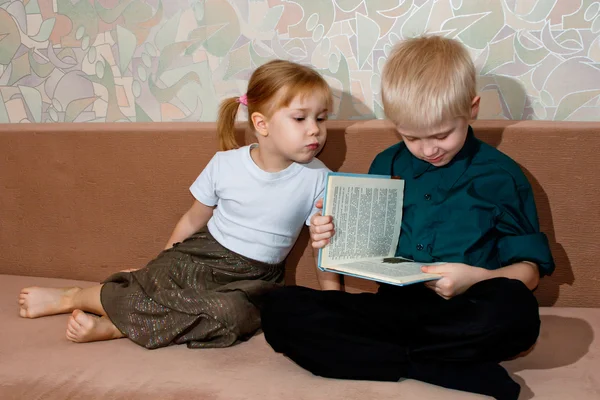 Bruder Und Schwester Lesen Gemeinsam Ein Buch — Stockfoto