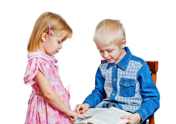Bruder Und Schwester Lesen Gemeinsam Ein Buch — Stockfoto